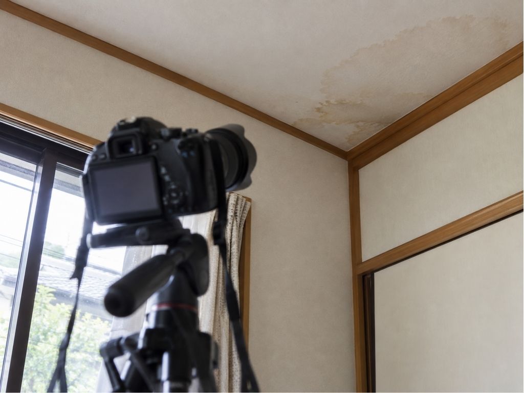 屋根裏の雨漏りが心配なときは室内から症状を確認する