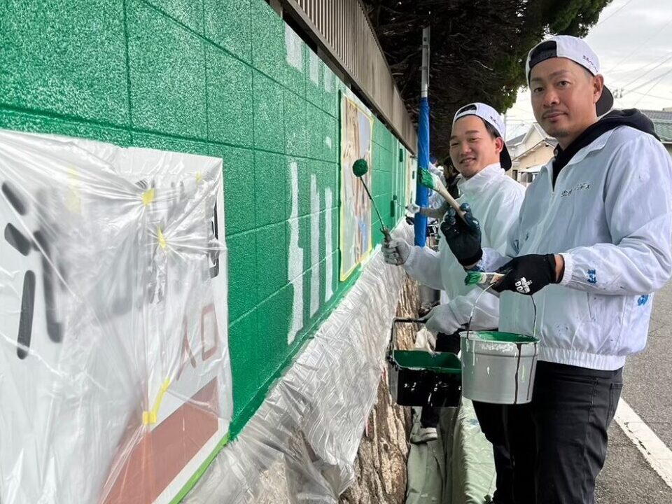 池田動物園の塀を塗装