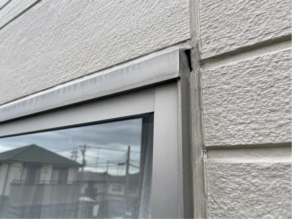 サッシ下の雨漏りは水が見える場所と侵入口が同じとは限らない